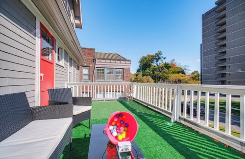 Cleveland Apartment | Deck, Pool Table! Walkable Cleveland Heights Apt