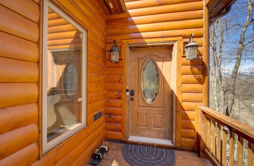 Beech Mountain Cottage | Deck + Scenic Views: Beech Mountain Cabin