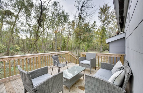 New Sarpy Cottage | Deck, Yard & Outdoor Dining: Destrehan Getaway!