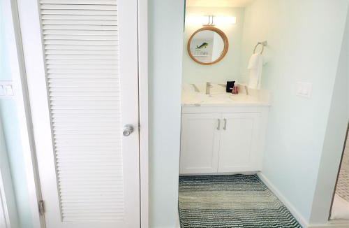 Downtown Apartment | Deckside Suite Conch Republic Cottage