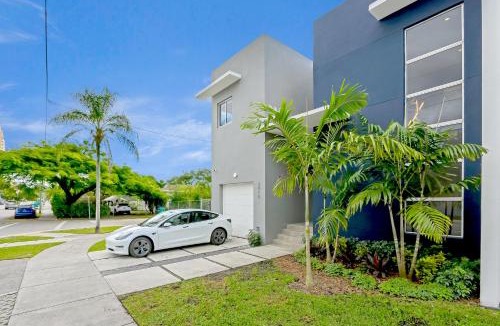 Coral Way House | Deco Delight - Central Hub