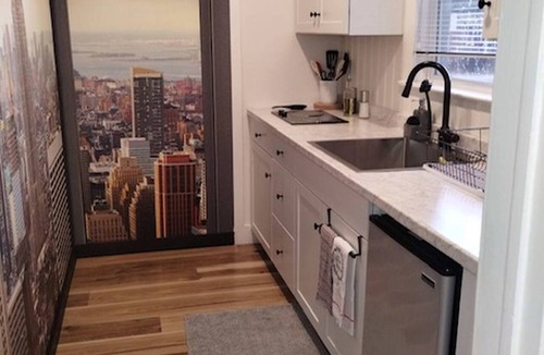 Midtown Apartment | Deco Studio Retreat with Fireplace, WiFi, Queen Bed