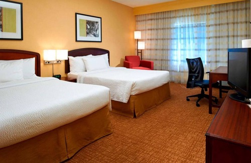 West Dundee Resort | Decompress in Mable Avenue Park! 2 Relaxing Units, Indoor Pool, FREE Parking!
