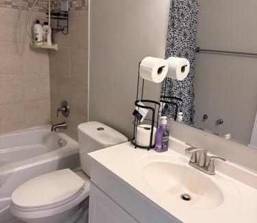 Lansdowne Apartment | Deelux stay private room near airport and downtown