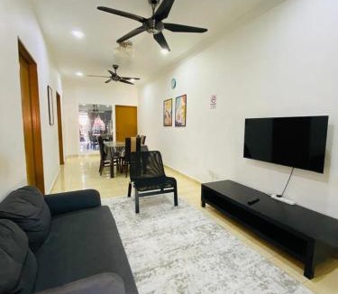 Kulim Apartment | Deena's Cottage Homestay Kulim Hitech Hospital Kulim, Three bedrooms Single Storey Terrace House