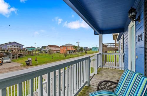 Crystal Beach House | Deep Blue Yonder - Ping-pong! Bikes! Games! Cute and cozy 3-bed, 2-bath home in the heart of Crystal Beach!
