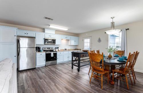 Crystal Beach House | Deep Blue Yonder - Ping-pong! Bikes! Games! Cute and cozy 3-bed, 2-bath home in the heart of Crystal Beach!