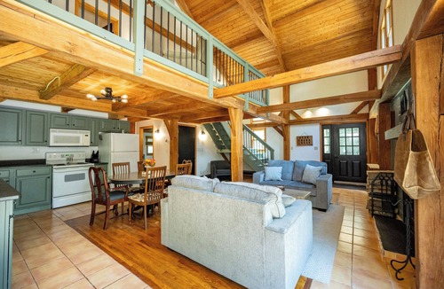 Accident Cabin | Deep Creek Cabin with Hot Tub + Fire Pit