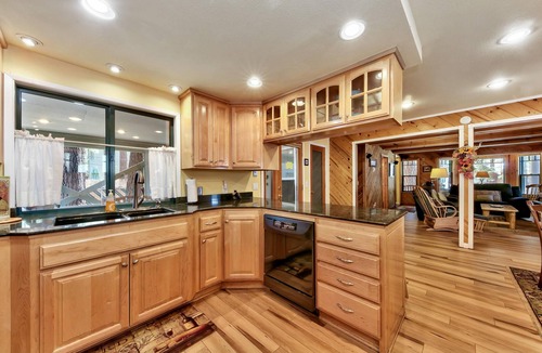 Bijou Pines House | Deer Park 4 BR, 3BA, Spa Close to Heavenly