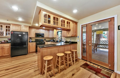 Bijou Pines House | Deer Park 4 BR, 3BA, Spa Close to Heavenly