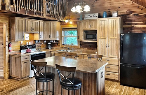 Compton Cabin | Deer Pond Cabin in Ozark Mountains - Minutes away from Buffalo River and hiking!