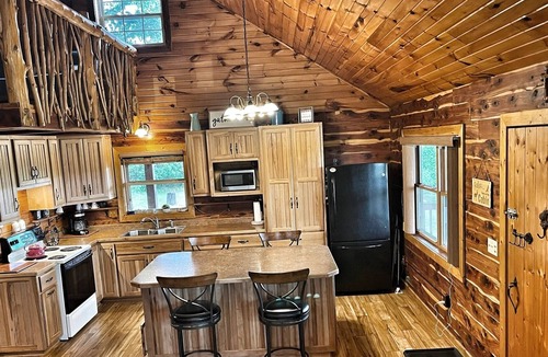 Compton Cabin | Deer Pond Cabin in Ozark Mountains - Minutes away from Buffalo River and hiking!