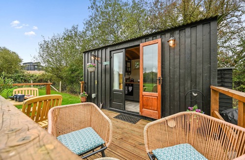 Blackham Cottage | Deer Shepherds Hut - a holiday let that sleeps 2 guests in 1 bedroom