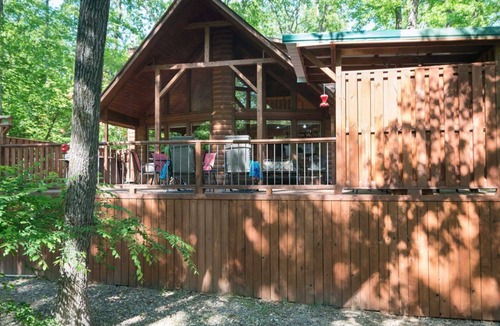 Broken Bow Cabin | Deer Trail: Sleeps 8, Hot Tub, Pet friendly, Fireplace, patio bar