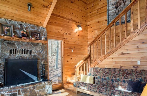 Broken Bow Cabin | Deer Trail: Sleeps 8, Hot Tub, Pet friendly, Fireplace, patio bar