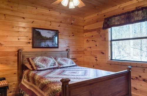 Broken Bow Cabin | Deer Trail: Sleeps 8, Hot Tub, Pet friendly, Fireplace, patio bar