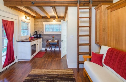 Lacy-Lakeview Cabin | Deerfield Countryside Tiny Cabin #6 - 10 min to Silos at Magnolia
