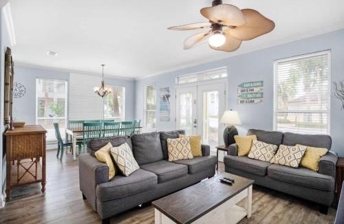 Villages of Crystal Beach House | Deja Blue- Pet friendly- Pool front