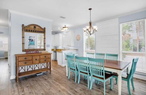 Villages of Crystal Beach House | Deja Blue- Pet friendly- Pool front