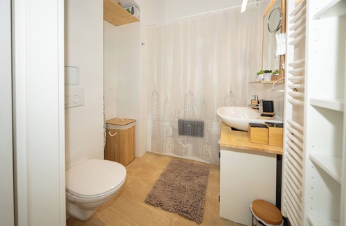 Funfhaus Apartment | Delightful 1 bedroom near Schönbrunn and Westbahnhof with porch