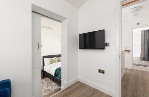 Dagenham Apartment | Delightful 2BDR Flat with Workspace near Dagenham