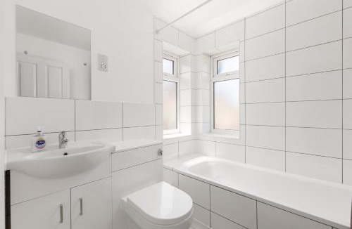 Dagenham Apartment | Delightful 2BDR Flat with Workspace near Dagenham