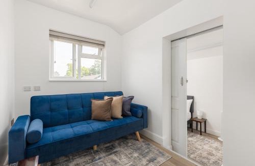 Dagenham Apartment | Delightful 2BDR Flat with Workspace near Dagenham