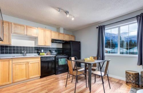 Canmore House | Delightful 2BR Mountain Escape in Canmore