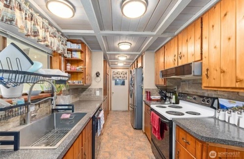 Kettle Falls House | Delightful 3-bedroom lake house with a cabin feel sleeps 6.