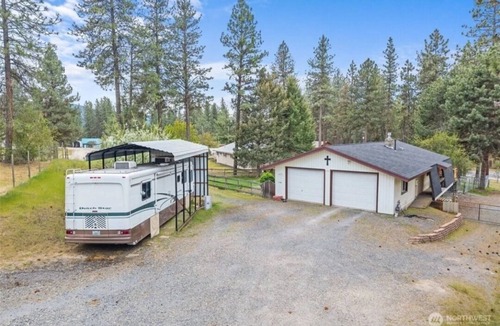 Kettle Falls House | Delightful 3-bedroom lake house with a cabin feel sleeps 6.