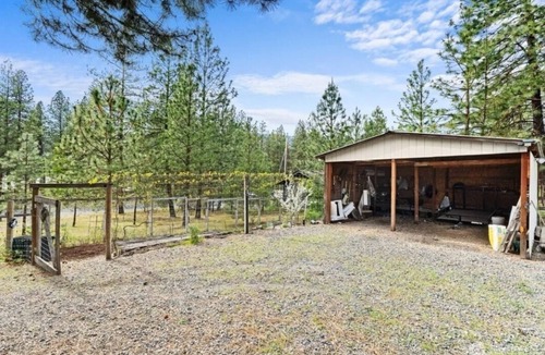 Kettle Falls House | Delightful 3-bedroom lake house with a cabin feel sleeps 6.