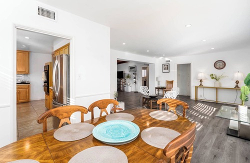 Van Nuys House | Delightful 3BR 3BTH Residence Burbank/Van Nuys Airports