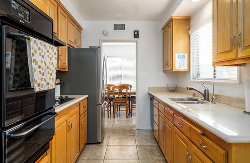 Van Nuys House | Delightful 3BR 3BTH Residence Burbank/Van Nuys Airports