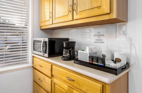 Van Nuys House | Delightful 3BR 3BTH Residence Burbank/Van Nuys Airports