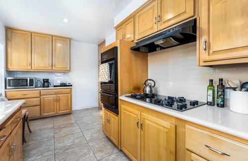 Van Nuys House | Delightful 3BR 3BTH Residence Burbank/Van Nuys Airports