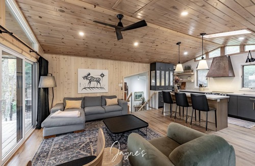 Muskoka Lakes Cottage | Delightful 4 bed 2 bath on Bass Lake