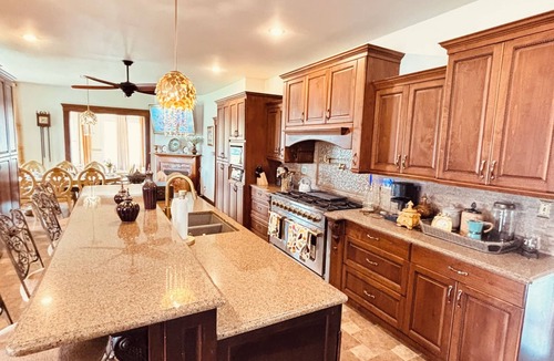 Eola House | Delightful, 6-bedroom-King beds house in charming Naperville-Aurora, 5 TV’s-WiFi