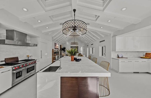 Beverly Glen House | Delightful 7-bedroom house in Beverly Hills with AC, fitness room, WiFi