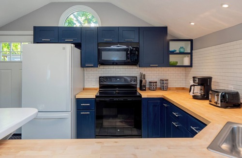 Middletown House | Delightful, Charming, Oversized 2 bedroom 2 bath Cottage!