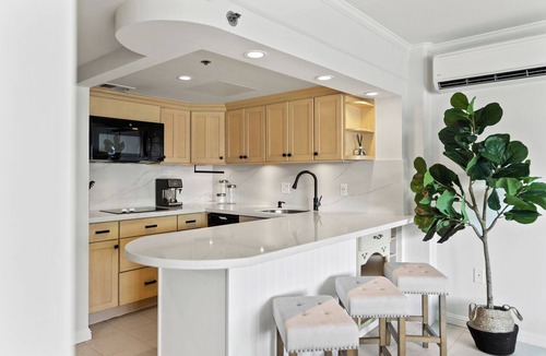 Waikiki Condo | Delightful City View 1 BDRM Condo, Queen Bed w/Kitchen & AC at the Ilikai