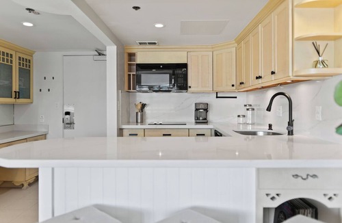 Waikiki Condo | Delightful City View 1 BDRM Condo, Queen Bed w/Kitchen & AC at the Ilikai