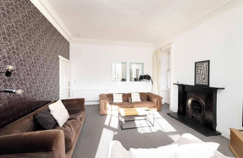 Morningside Apartment | Delightful Flat with Parking