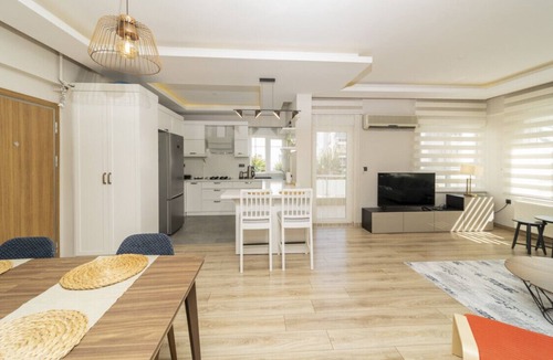 Liman Mahallesi Apartment | Delightful Flat with Shared Pool in Konyaalti