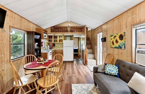 Neal Cabin | Delightful Getaway Cabin for Couples and Groups near Fishing and Swimming on Toronto Lake, Kansas