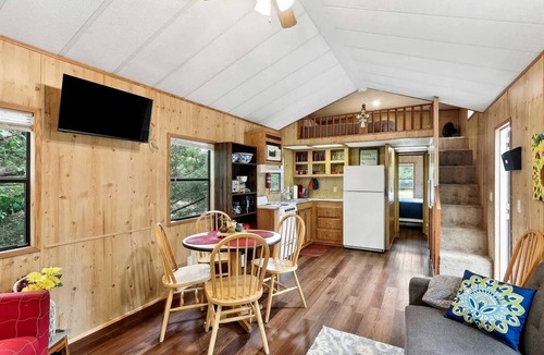 Neal Cabin | Delightful Getaway Cabin for Couples and Groups near Fishing and Swimming on Toronto Lake, Kansas