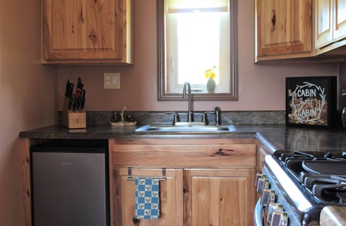Listie Cabin | Delightful One Bedroom Cabin on Scenic Historic Farm