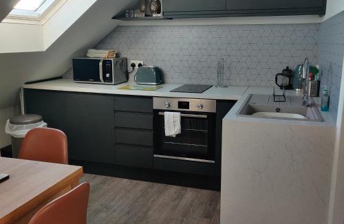 Chorlton-by-Backford Apartment | Delightful & Picturesque Modern Detached Apartment, Next to Chester Zoo, Near Park and Ride to City Centre