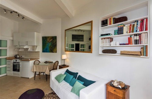 Collias Apartment | Delightful Riverside Apartment with River Views, The Wing