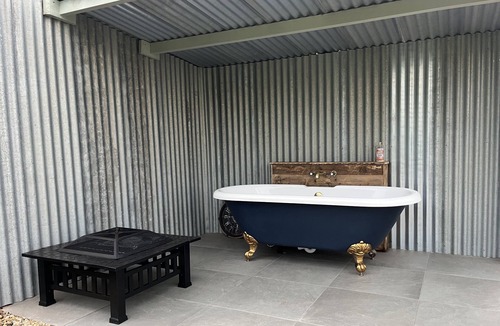 Congresbury Cabin | Delightful Shepherd's Hut with Log Burner and Outside Bath