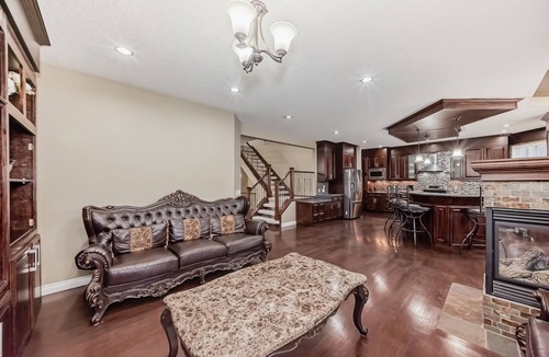 Symons Valley House | Delightful, Stunning Luxury Home with Double Garage & Balcony